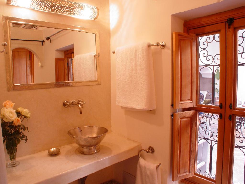 une salle de bain avec un lavabo et un miroir dans l'établissement Dar Rocmarra, à Marrakech
