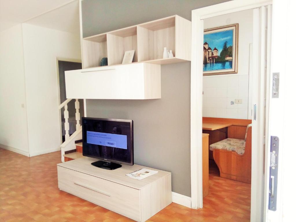 Il comprend un salon doté d'une télévision et d'un lecteur de télévision. dans l'établissement Hotel Villa Luisa, à Lignano Sabbiadoro