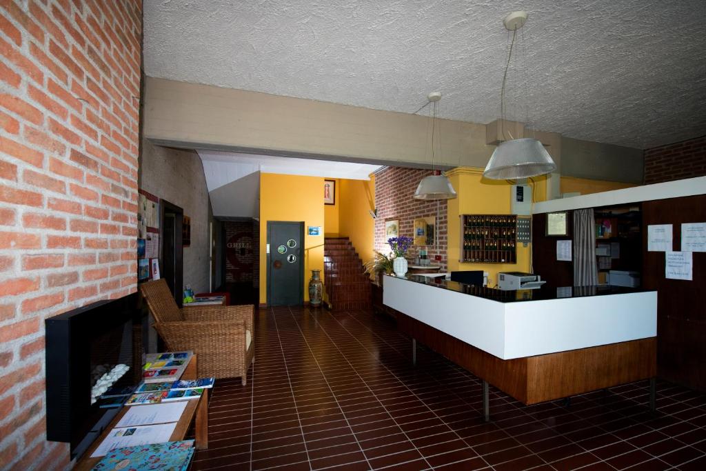 - un hall d'un restaurant avec un bar et un mur en briques dans l'établissement Hotel Campagna, à Cannobio