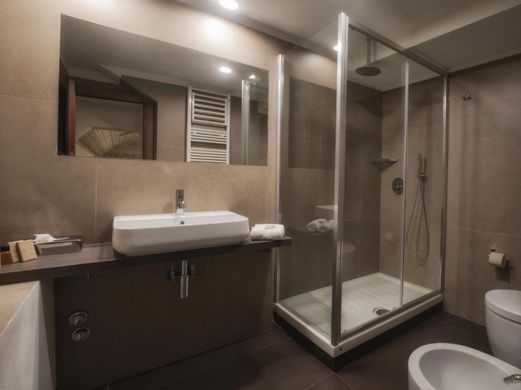 une salle de bain avec un lavabo et une douche dans l'établissement Hotel Palazzo Vannoni, à Levanto