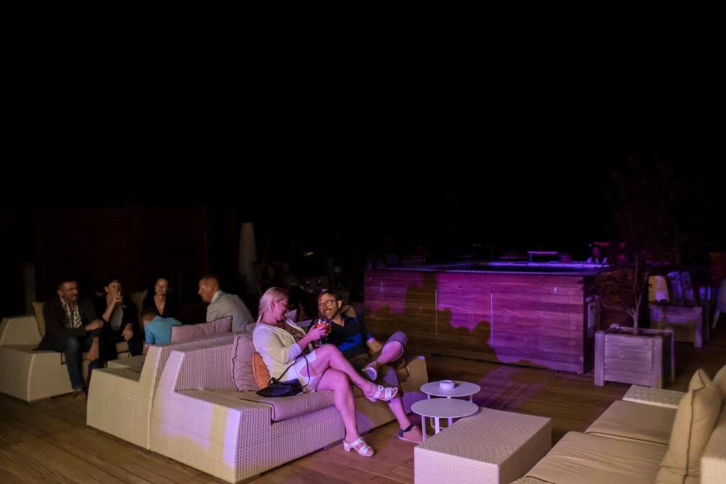 un groupe de personnes assises sur des canapés sur une scène dans l'établissement Hotel Ambassador, à Bibione 96 autres photos