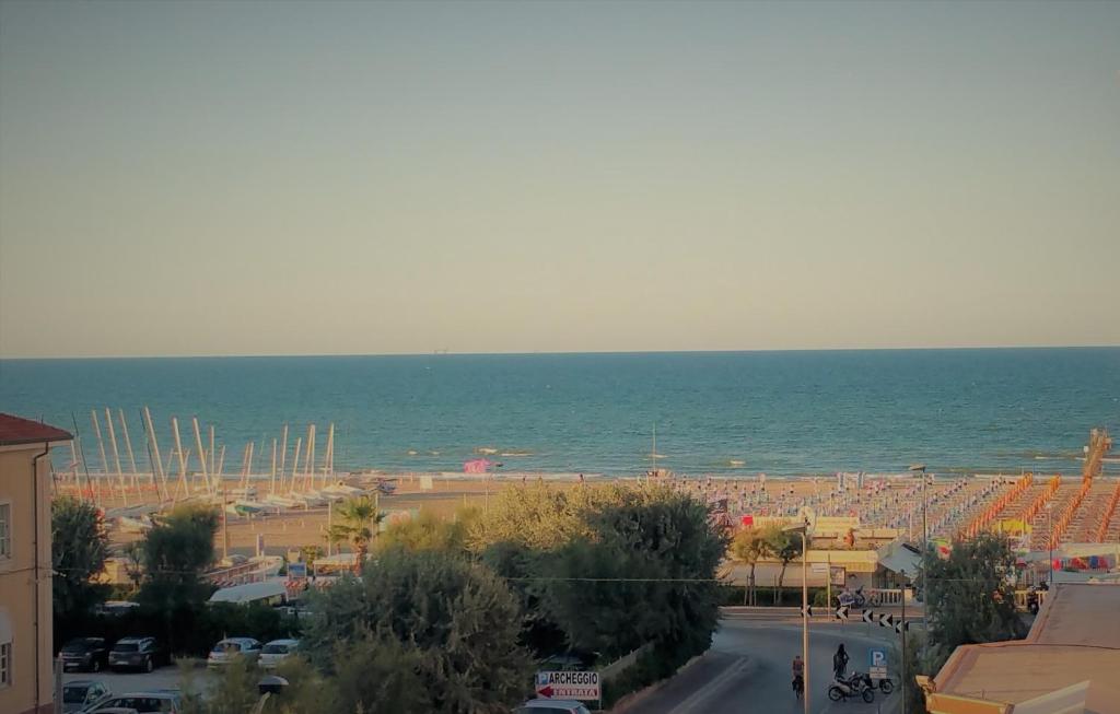 une vue sur l'océan depuis un immeuble dans l'établissement Hotel T Depandance, à Rimini 18 autres photos