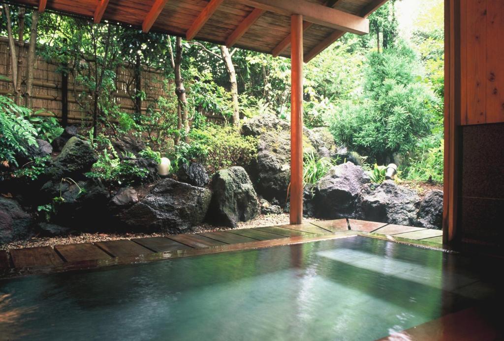 une piscine d'eau au milieu d'une maison dans l'établissement Hanafubuki, à Itō