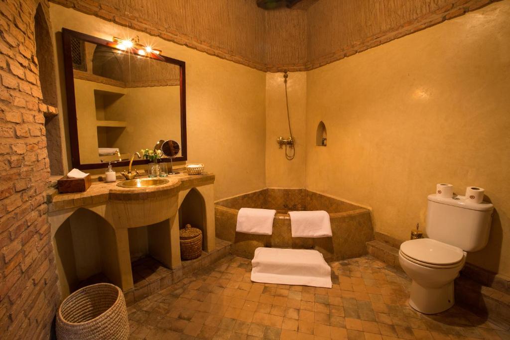 une salle de bain avec une baignoire, des toilettes et un lavabo dans l'établissement Riad Kasbah & Spa, à Marrakech