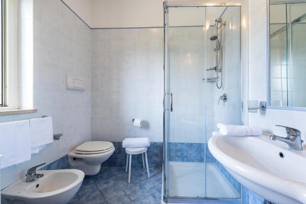une salle de bain avec toilettes, lavabo et douche dans l'établissement Albergo Villa A Mare, à Peschici 29 autres photos