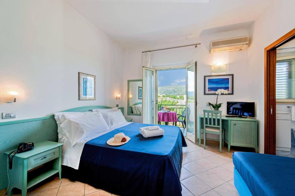 une chambre avec un lit avec un chapeau dessus dans l'établissement Albergo Villa A Mare, à Peschici