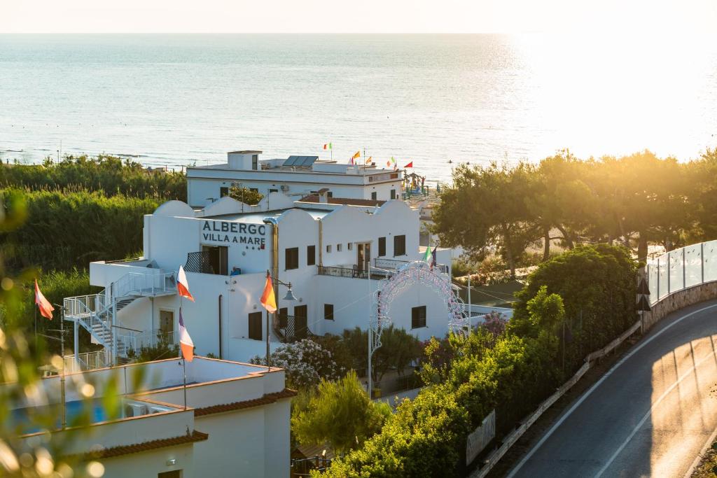 Un bâtiment blanc avec l'océan en arrière-plan dans l'établissement Albergo Villa A Mare, à Peschici