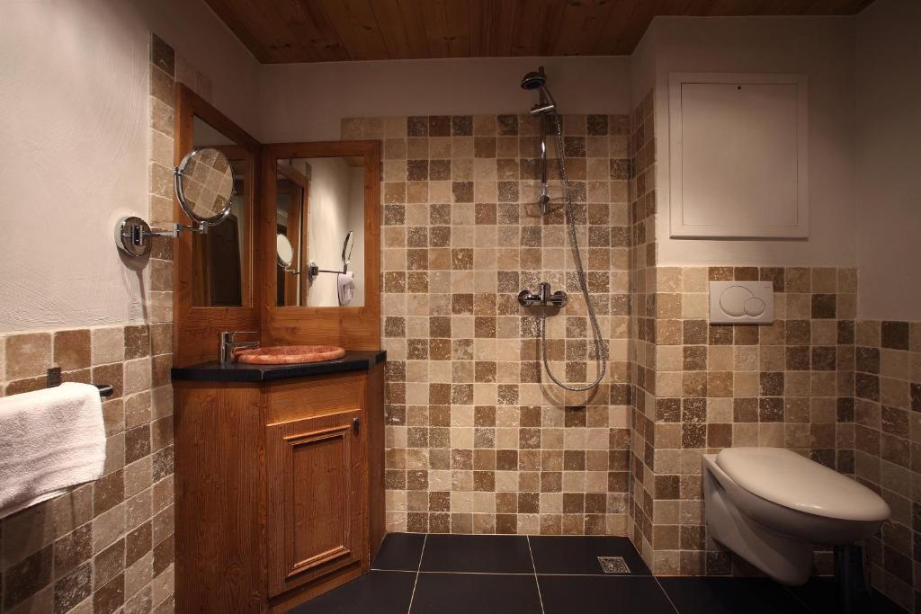 une salle de bain avec une douche, un lavabo et des toilettes dans l'établissement Chalet des Neiges : La Cime Des Arcs, à Arc 2000