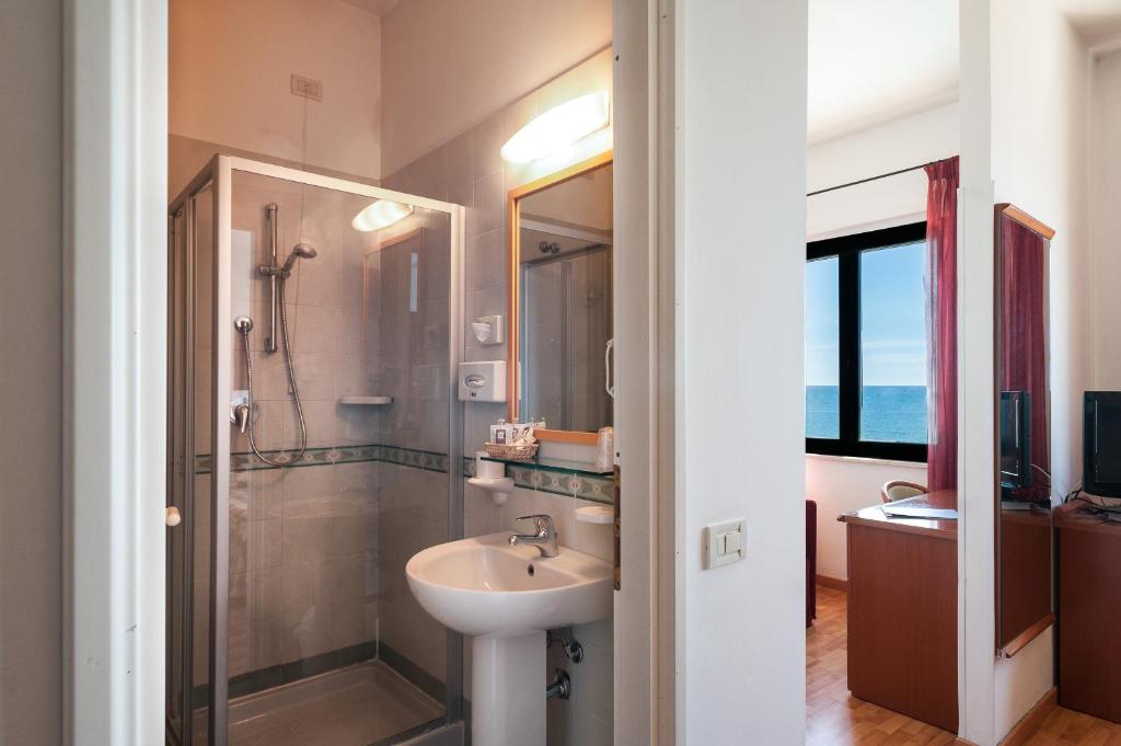 une salle de bain avec un lavabo et une douche dans l'établissement Hotel Brigantino Non Dista, à Porto Recanati