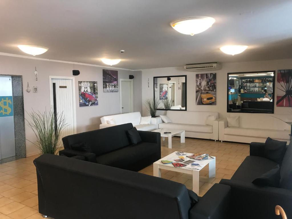 un salon avec des canapés et une table basse dans l'établissement Hotel Sant'Angelo, à Riccione