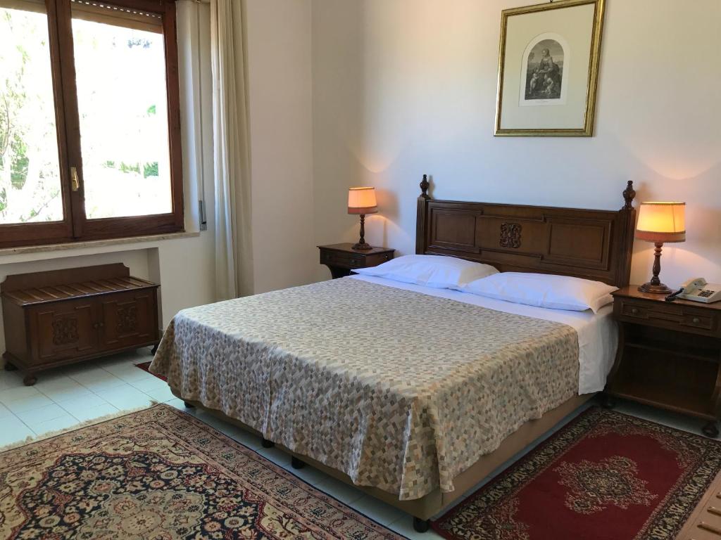 - une chambre avec un lit, 2 fenêtres et 2 lampes dans l'établissement Hotel Mediterranée, à Taormine 42 autres photos