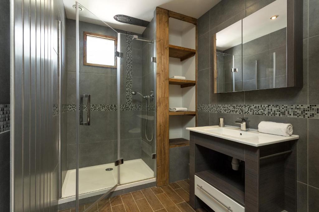 Villa Loppe - Chamonix Mountain Four-Bedroom Hidden Gem 8