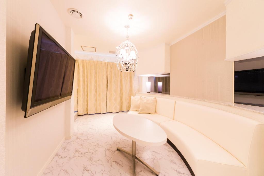 - un salon avec une télévision et une table blanche dans l'établissement Hotel CLover Leaf Tsukasa (Love Hotel), à Tosu 9 autres photos