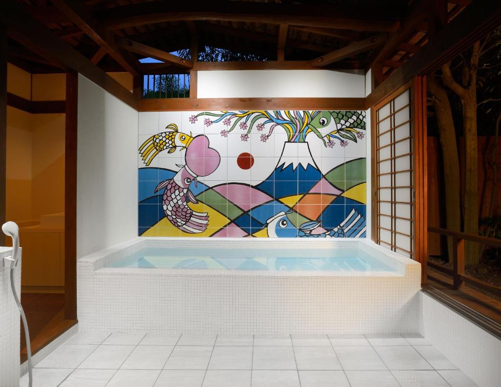La salle de bains est pourvue d'une baignoire et d'une peinture murale. dans l'établissement Kouyurou Ikawa, à Izunokuni 37 autres photos