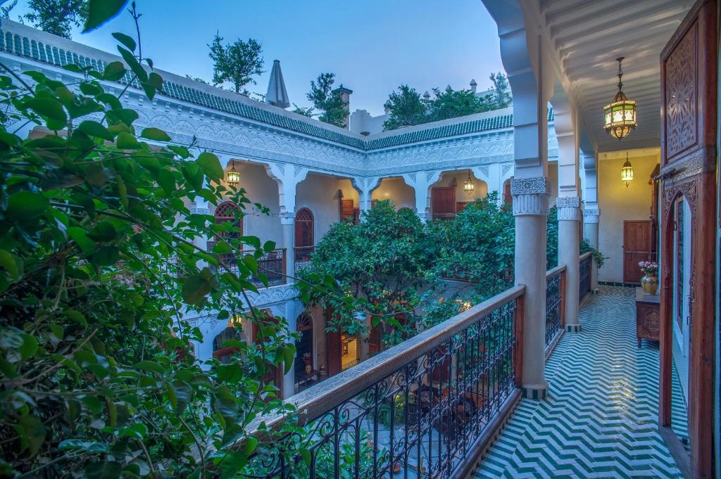 Elle offre une vue sur un bâtiment doté d'un balcon. dans l'établissement Riad & Spa Laurence Olivier, à Marrakech