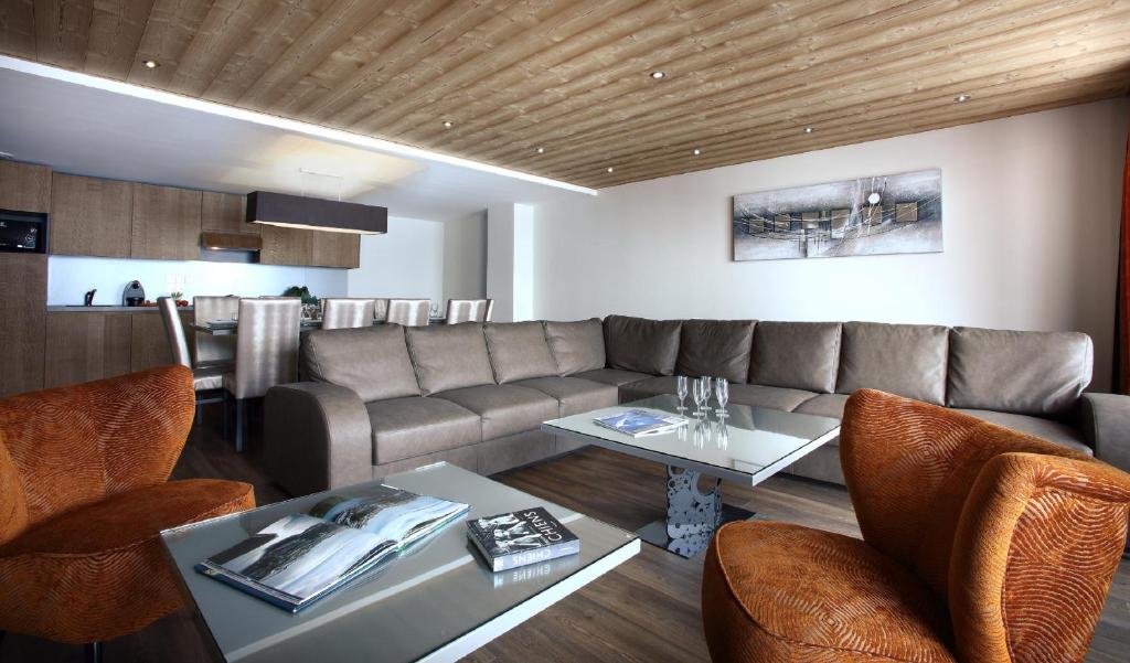 un salon avec un canapé et une table dans l'établissement Chalet des Neiges -La Source des Arcs, à Arc 2000