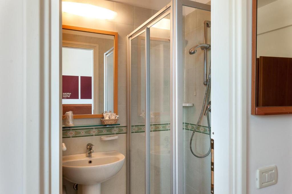 une salle de bain avec un lavabo et une douche dans l'établissement Hotel Brigantino Non Dista, à Porto Recanati 32 autres photos