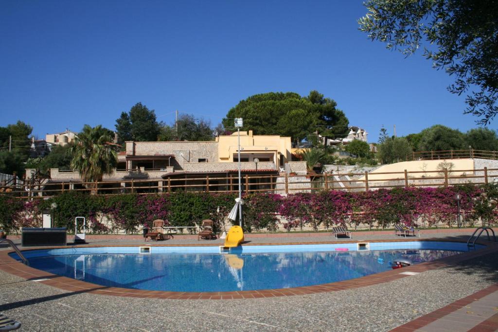 une piscine avec un complexe en arrière-plan dans l'établissement Le Terrazze Palinuro, à Palinuro