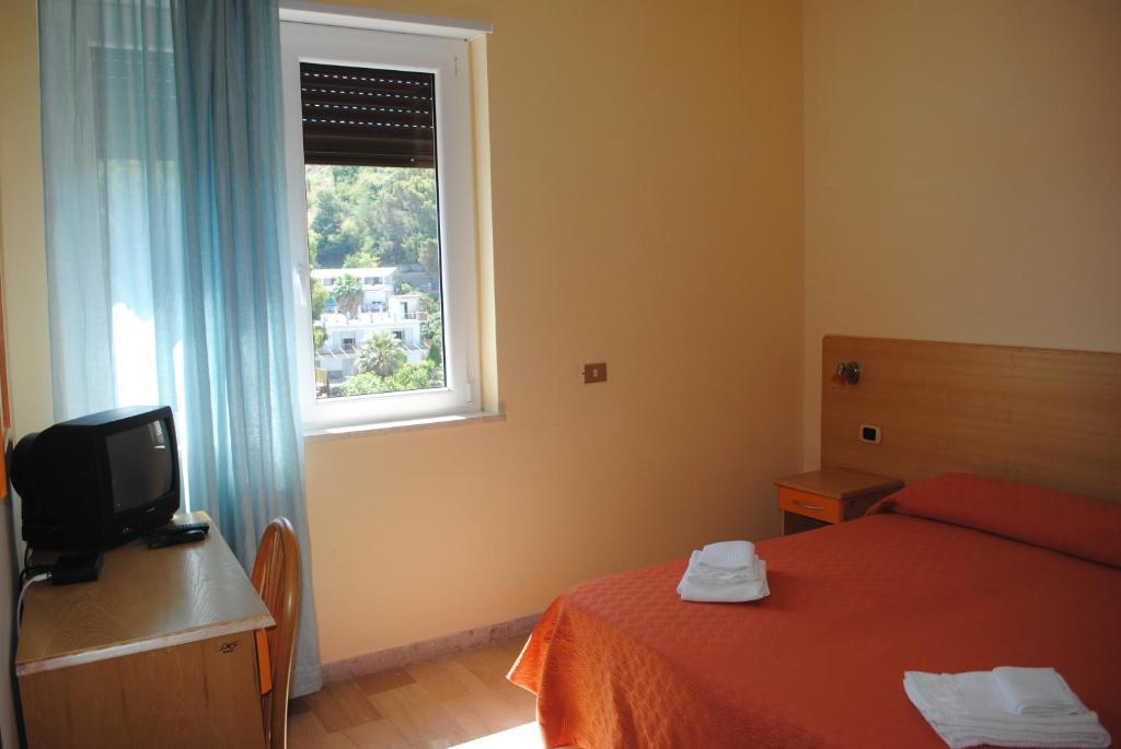 une chambre d'hôtel avec un lit et une fenêtre dans l'établissement Hotel South Paradise, à Palmi 63 autres photos