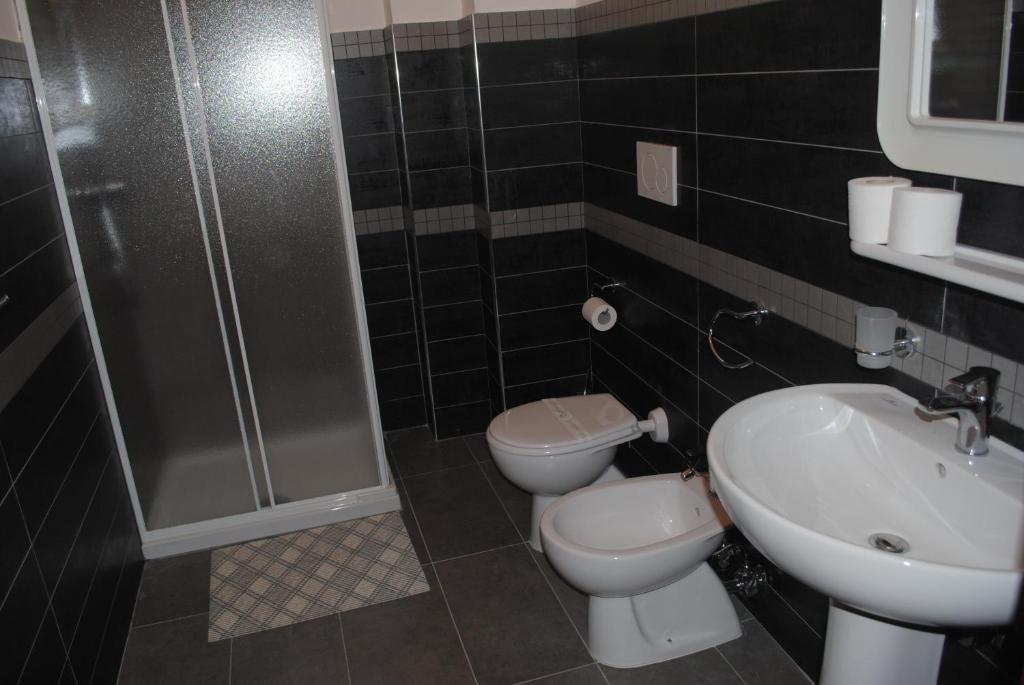 une salle de bain avec une douche, des toilettes et un lavabo dans l'établissement Hotel South Paradise, à Palmi