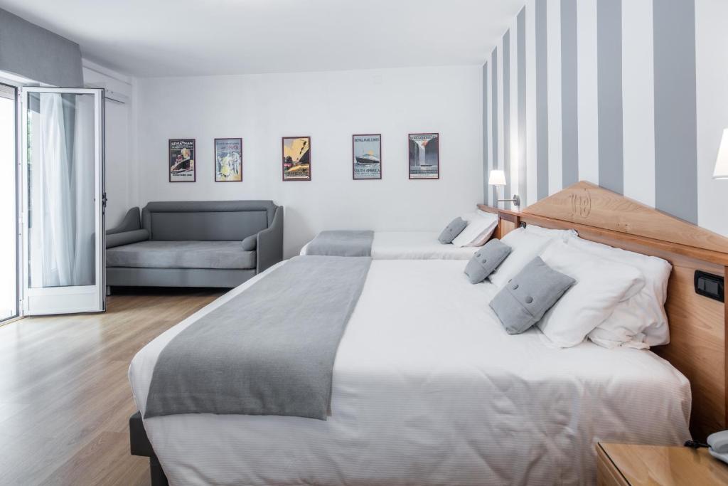 une chambre avec deux lits et un canapé dans l'établissement Hotel Bellavista, à Lignano Sabbiadoro 69 autres photos