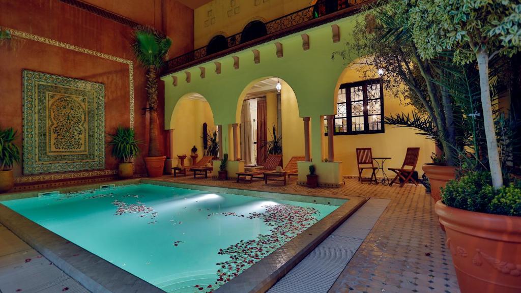 une piscine au milieu d'un immeuble dans l'établissement Riad ADAHAB, à Oujda 18 autres photos