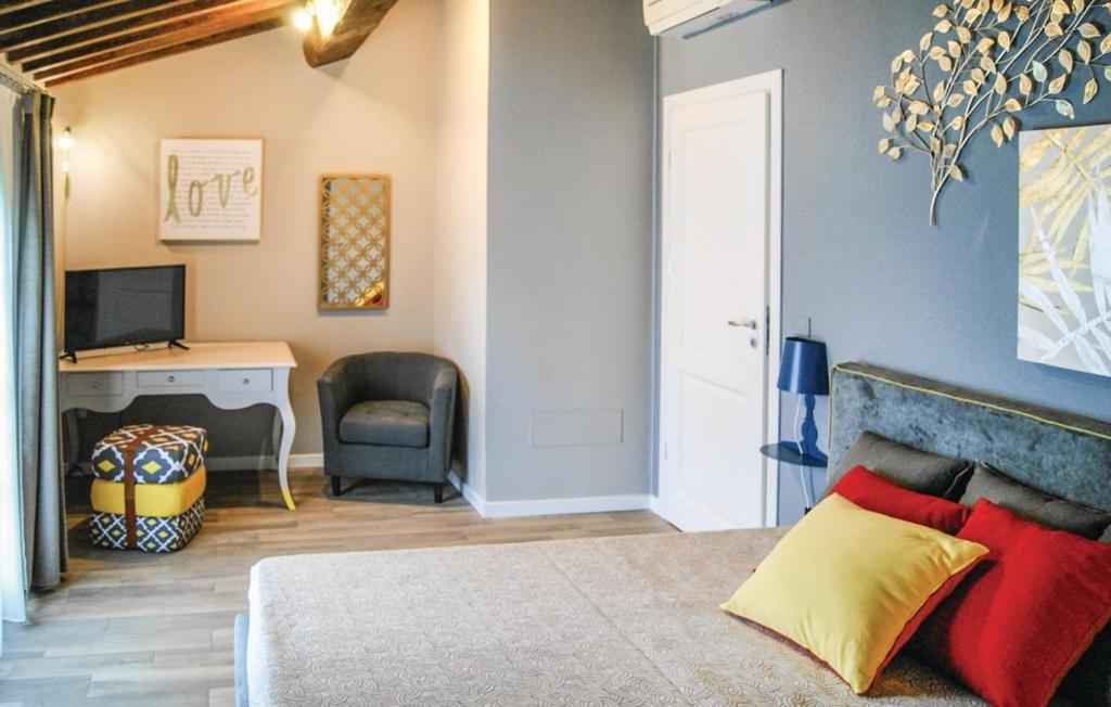 une chambre avec un lit, un bureau et une chaise dans l'établissement Villa Marina with private panoramic pool - Borgo del Silenzio, à Orciatico