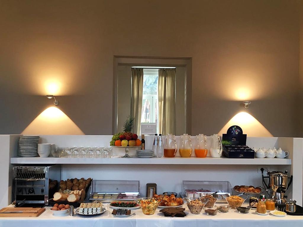 une table avec de la nourriture et des boissons dessus dans l'établissement Hotel Palazzo Vannoni, à Levanto
