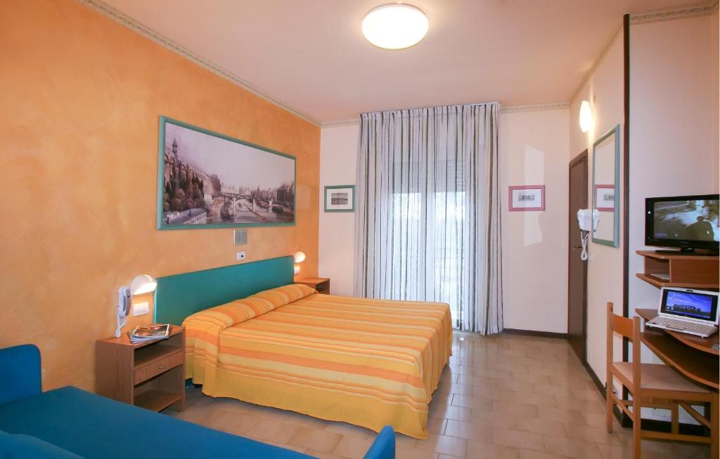 une chambre d'hôtel avec un lit et une télévision dans l'établissement Hotel Marselli, à Rimini