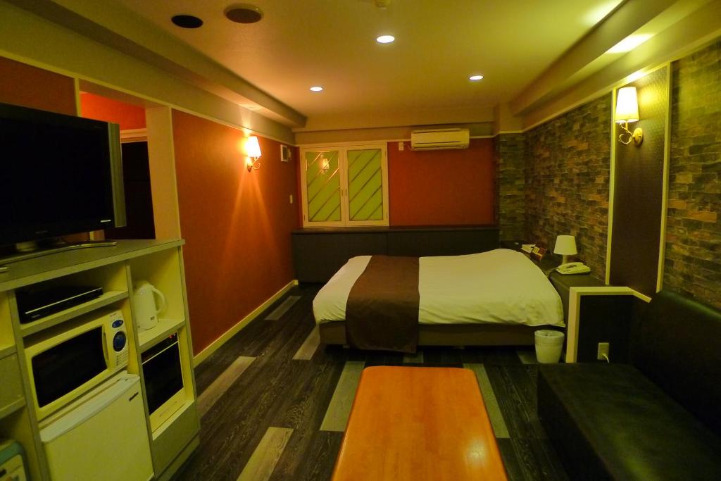 une chambre d'hôtel avec un lit et une télévision dans l'établissement Hotel GOLF III Atsugi (Adult Only), à Atsugi 33 autres photos