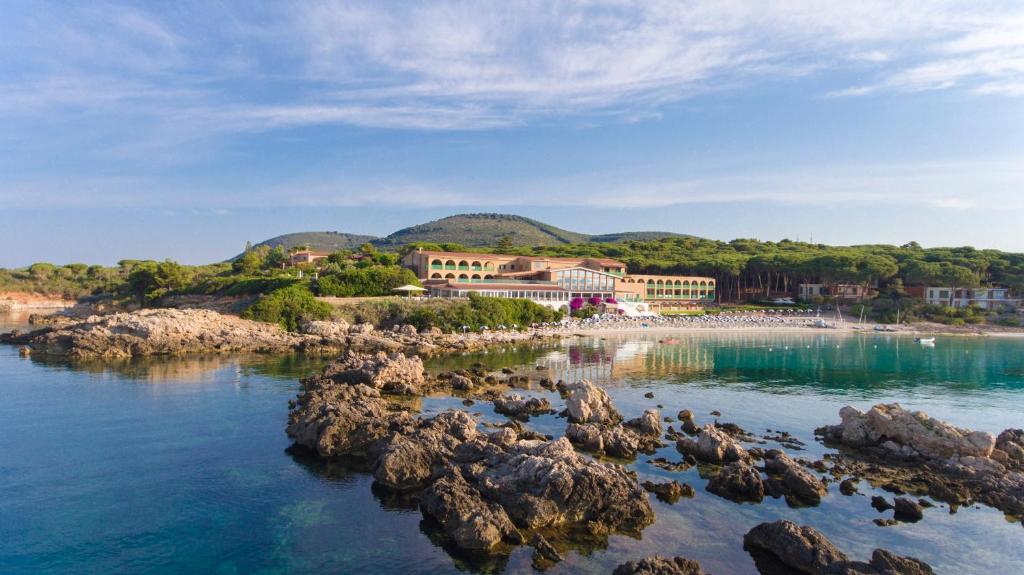 - un complexe sur une plage avec des rochers dans l'eau dans l'établissement Hotel Dei Pini, à Alghero