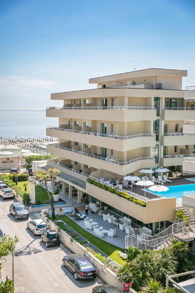 - une vue sur un hôtel avec un parking dans l'établissement Bellettini Hotel, à Milano Marittima