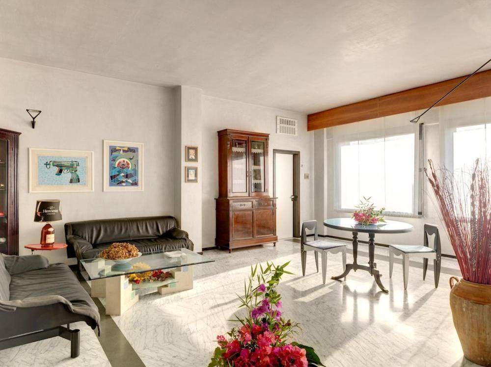 un salon avec un canapé et une table dans l'établissement L'Angolo Di Beppe, à Torre Lapillo