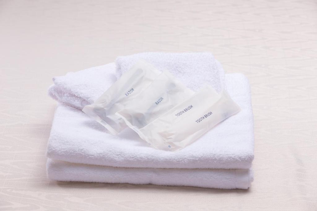 une pile de serviettes blanches assises sur une table dans l'établissement Suimeiso, à Oshu