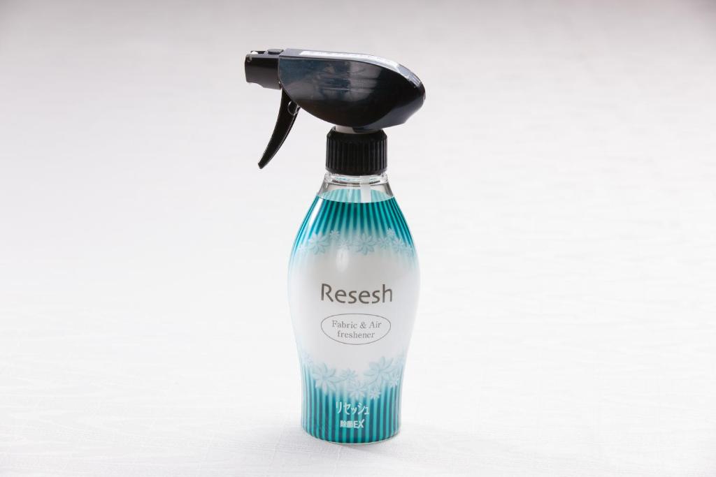 - une bouteille de vert et de blanc avec un sèche-cheveux dans l'établissement Suimeiso, à Oshu