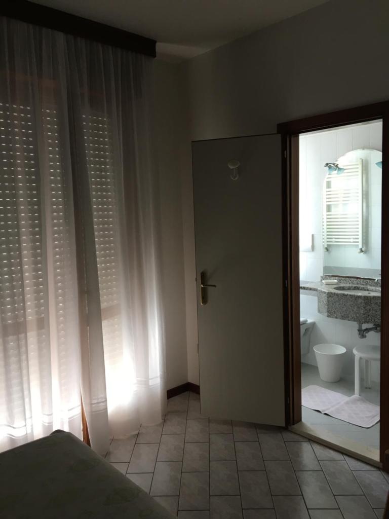 - une chambre avec une porte menant à une salle de bains dans l'établissement Residence Moresco, à Lido di Jesolo 38 autres photos