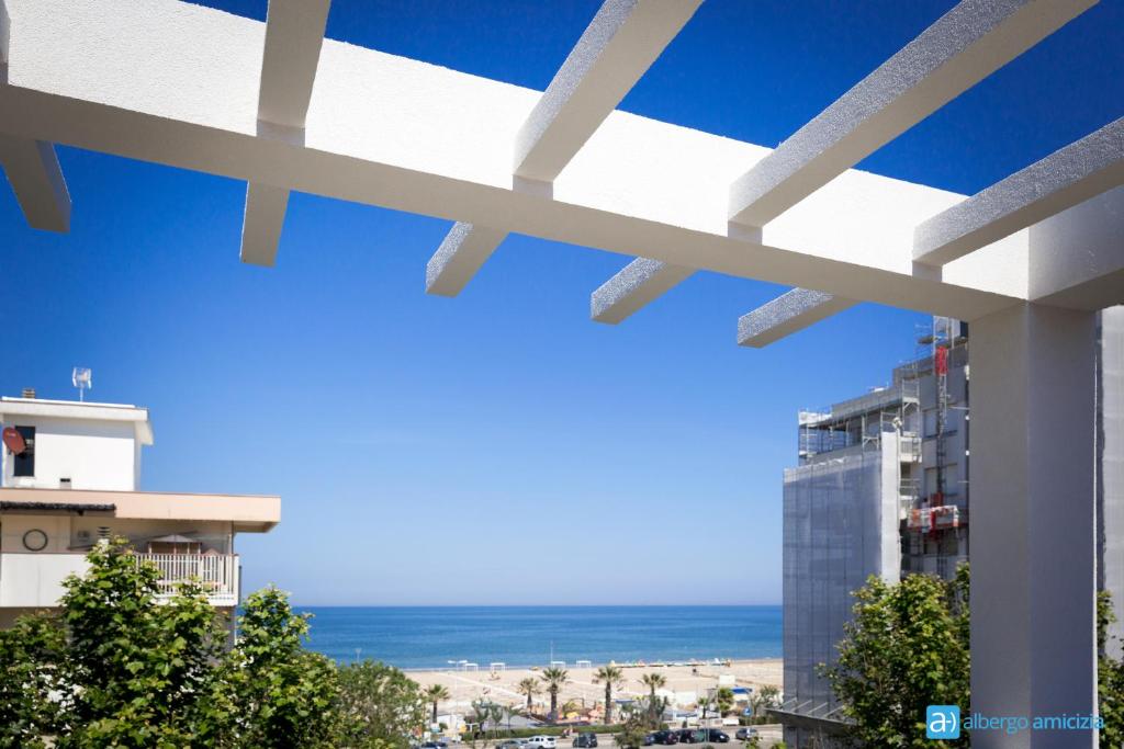 une vue sur l'océan depuis un immeuble dans l'établissement Hotel Amicizia, à Rimini