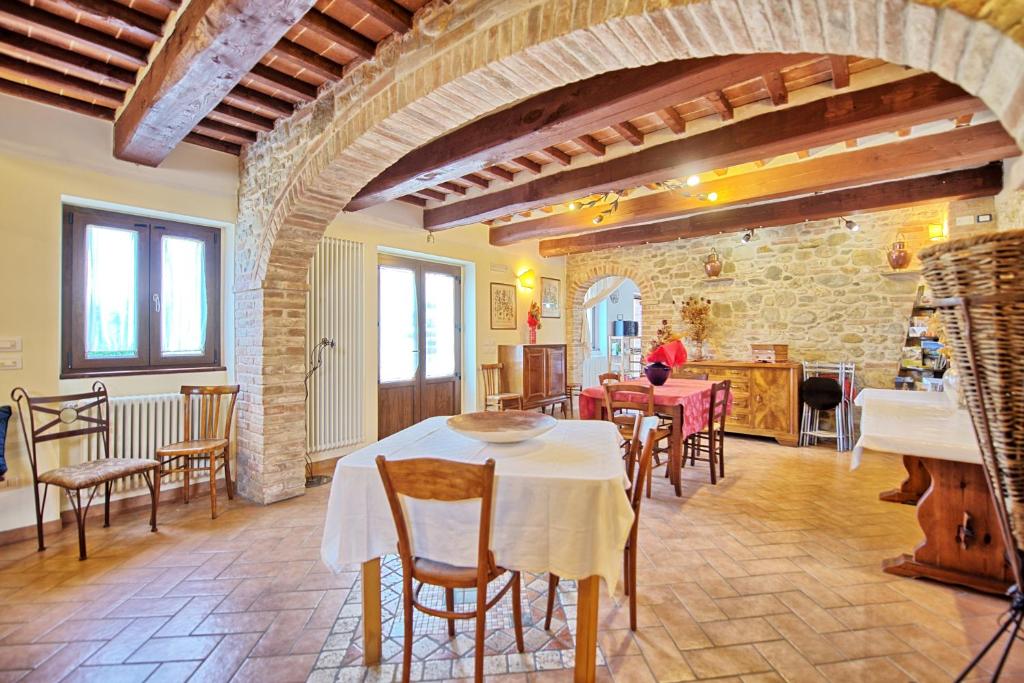 un restaurant avec une table et des chaises dans une salle dans l'établissement Casale Tiziano by PosarelliVillas, à Citerna