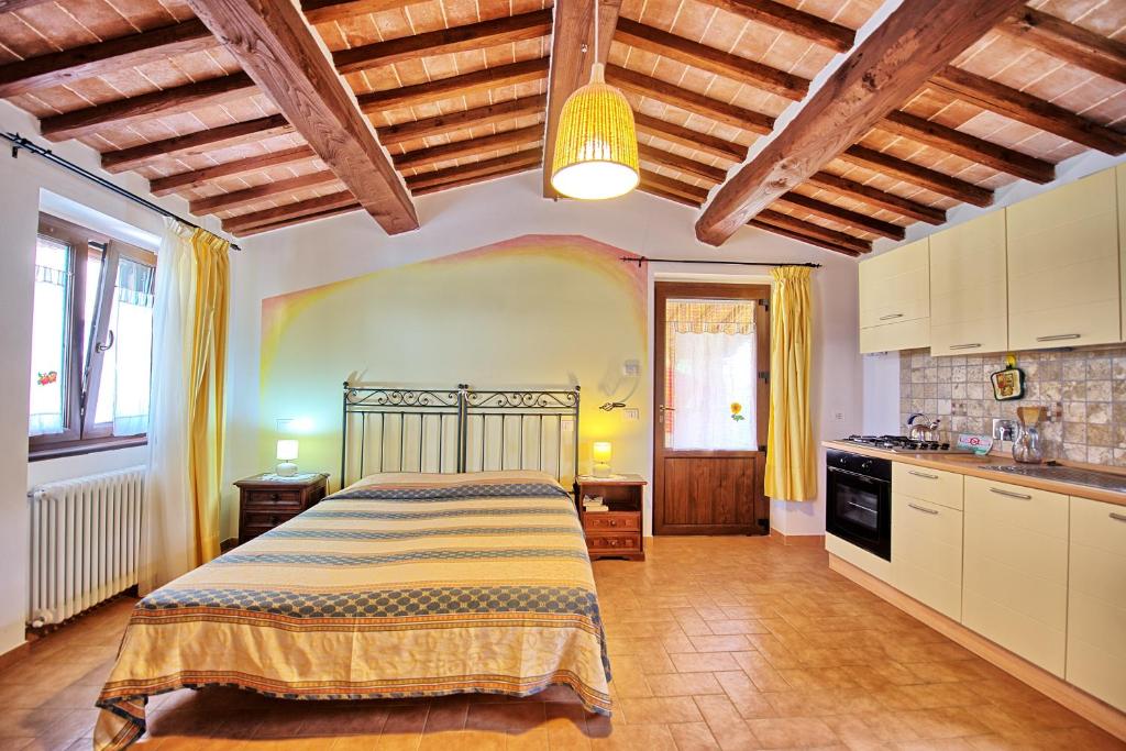 une grande chambre avec un lit dans une cuisine dans l'établissement Casale Tiziano by PosarelliVillas, à Citerna