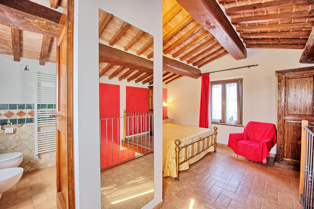 - une salle de bains et une chambre dans une maison dans l'établissement Casale Tiziano by PosarelliVillas, à Citerna