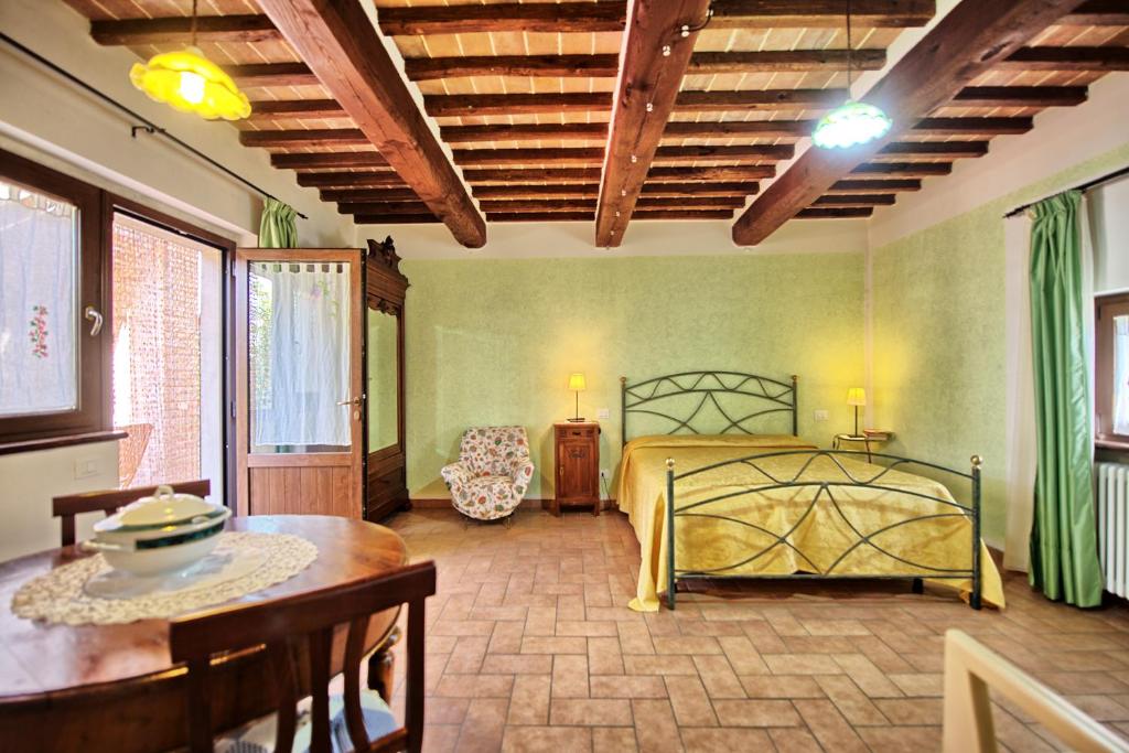 une chambre avec un lit, une table et des chaises dans l'établissement Casale Tiziano by PosarelliVillas, à Citerna 42 autres photos