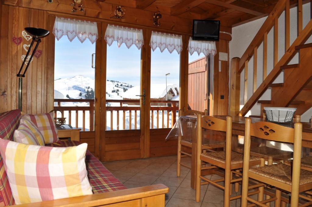 une salle à manger avec vue sur la montagne dans l'établissement Petit HAUTLIEU, aux Saisies