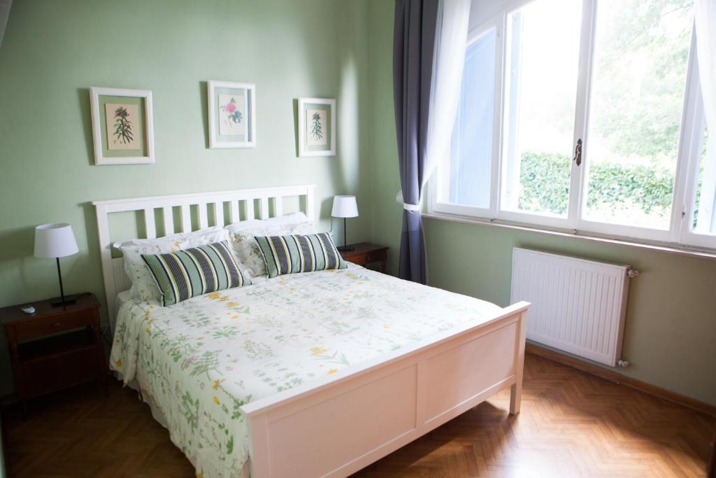 une chambre avec un lit blanc et une fenêtre dans l'établissement Villa Pera, à Corsanico-Bargecchia