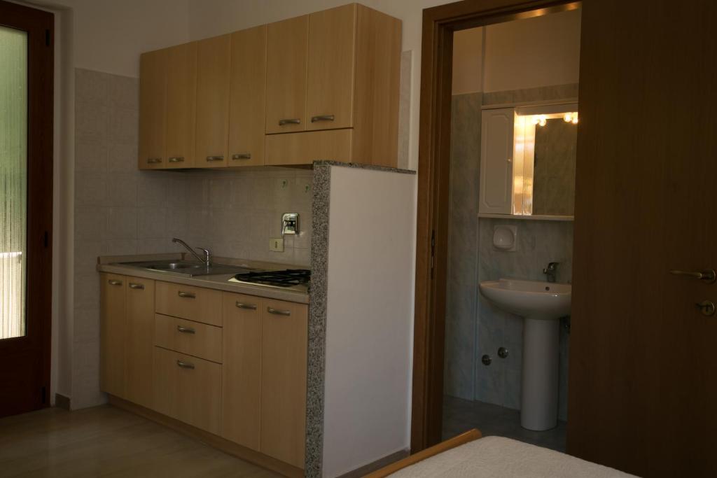 une cuisine avec un réfrigérateur blanc et un évier dans l'établissement Residence Adriatico, à Mattinata 68 autres photos