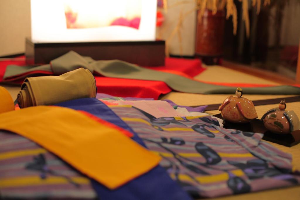 une pile de vêtements assis au-dessus d'une table dans l'établissement Hiina, à Higashiizu