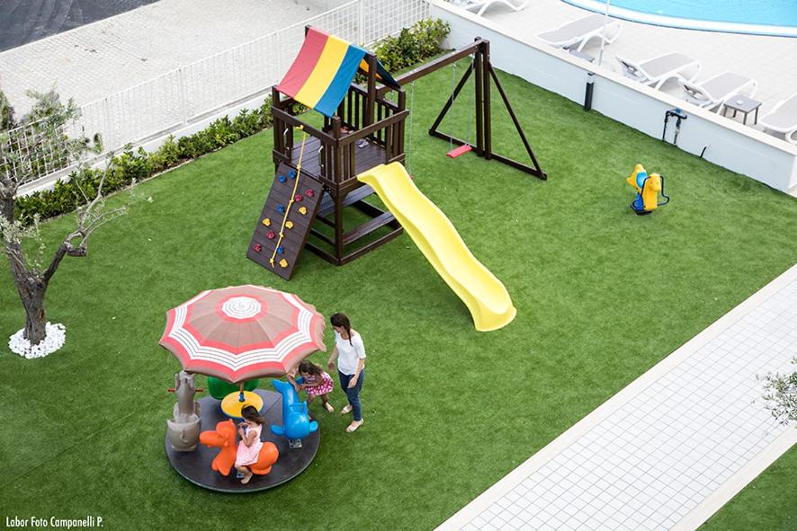 - une vue sur une aire de jeux avec toboggan dans l'établissement Residence Acquasuite, à Martinsicuro