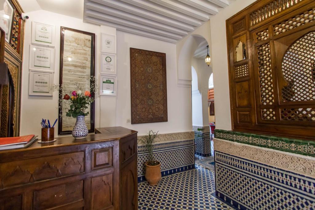 Cette chambre comprend une table et une armoire. dans l'établissement Dar Fes Medina Ziat, à Fès