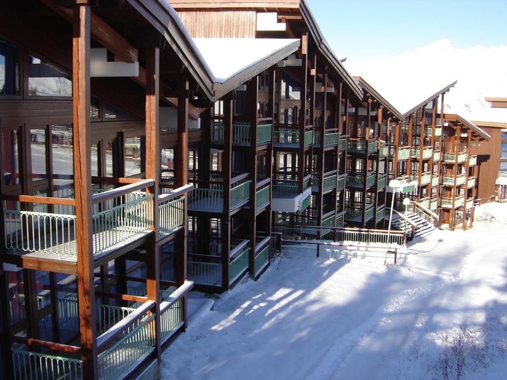 un bâtiment dans la neige avec de la neige au sol dans l'établissement Tournavelles Arcs 1800, à Bourg-Saint-Maurice