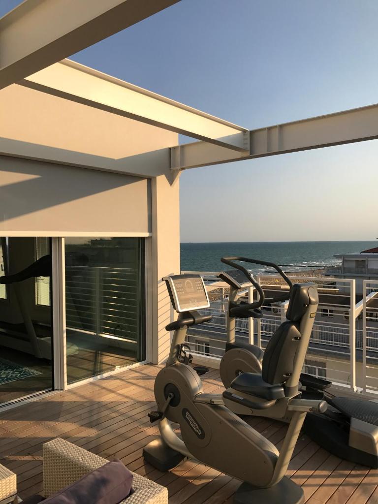 - une salle de sport sur le balcon d'une maison dans l'établissement Hotel Ril, à Lido di Jesolo