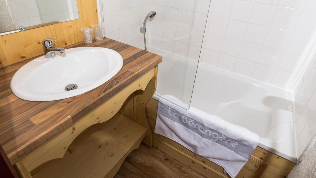 une salle de bain avec un lavabo et une baignoire dans l'établissement La Berangere, à Chamrousse